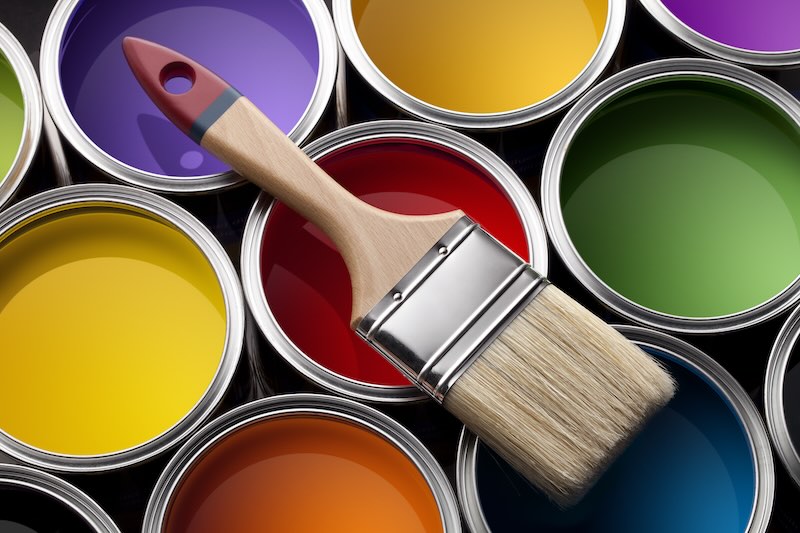 Farbdosen bunt mit Pinsel